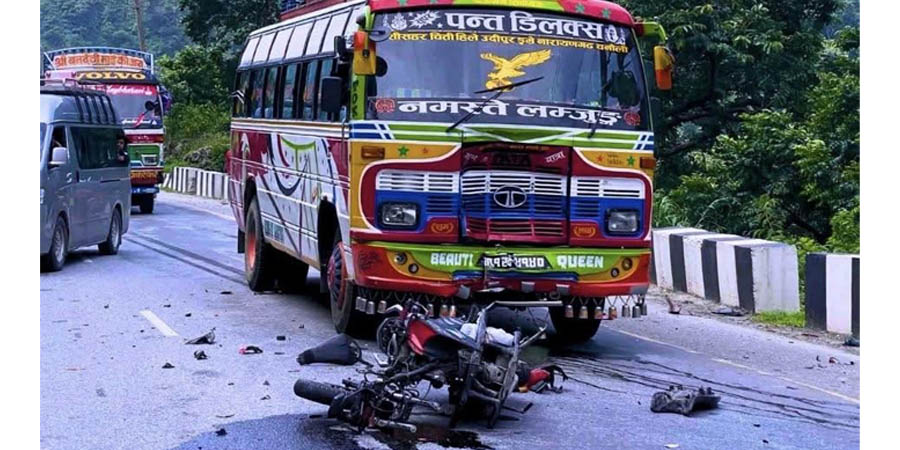 सत्रकिलोमा बस र मोटरसाइकल आपसमा ठोक्किँदा मोटरसाइकल चालकको मृत्यु