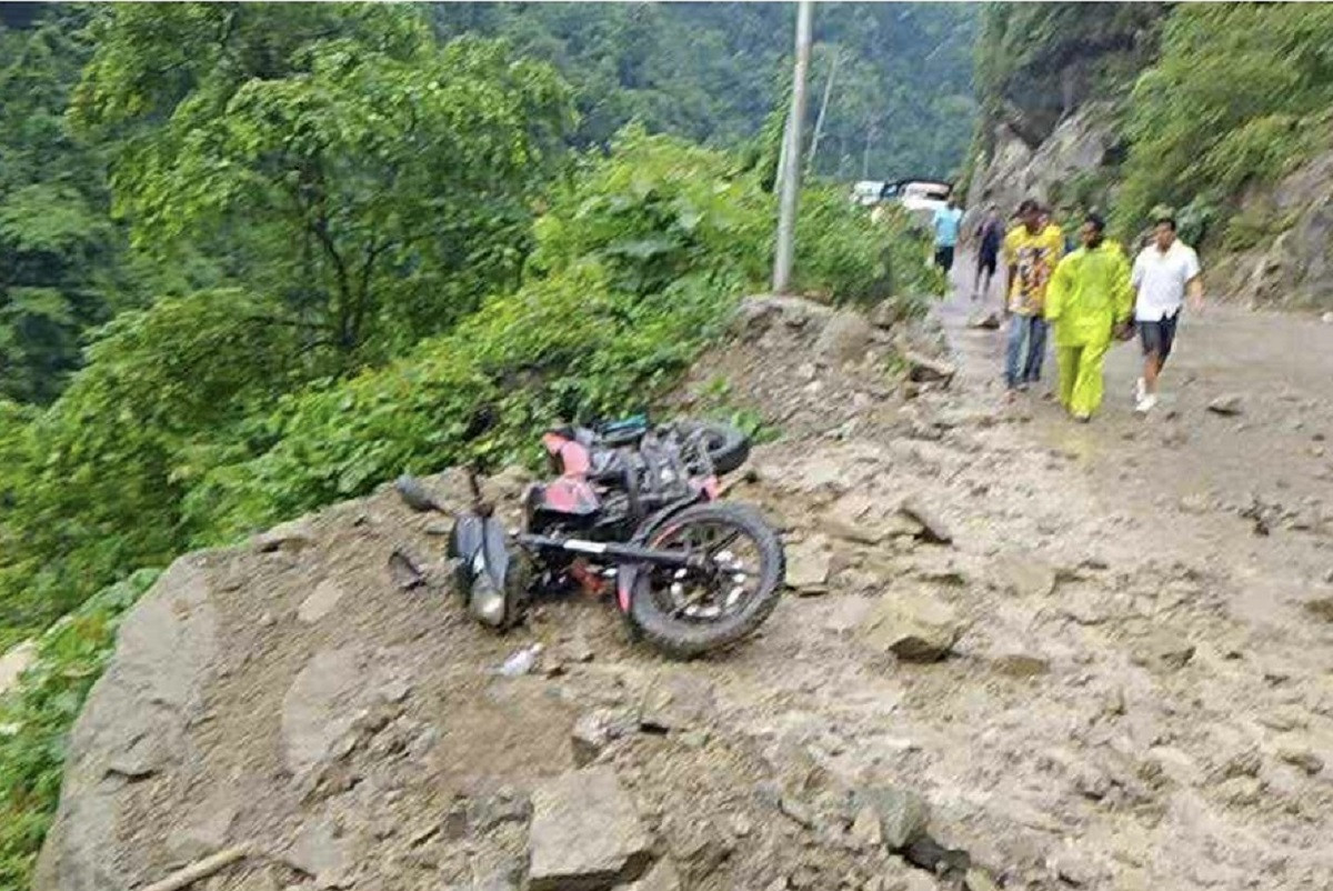 पहिरोमा परी मोटरसाइकलमा सवार श्रीमानको मृत्यु, श्रीमती घाइते