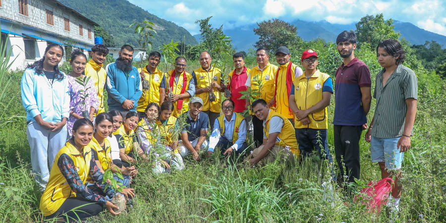 हेमजा लायन्स र लियोले रोप्यो फलफूलका बिरुवा