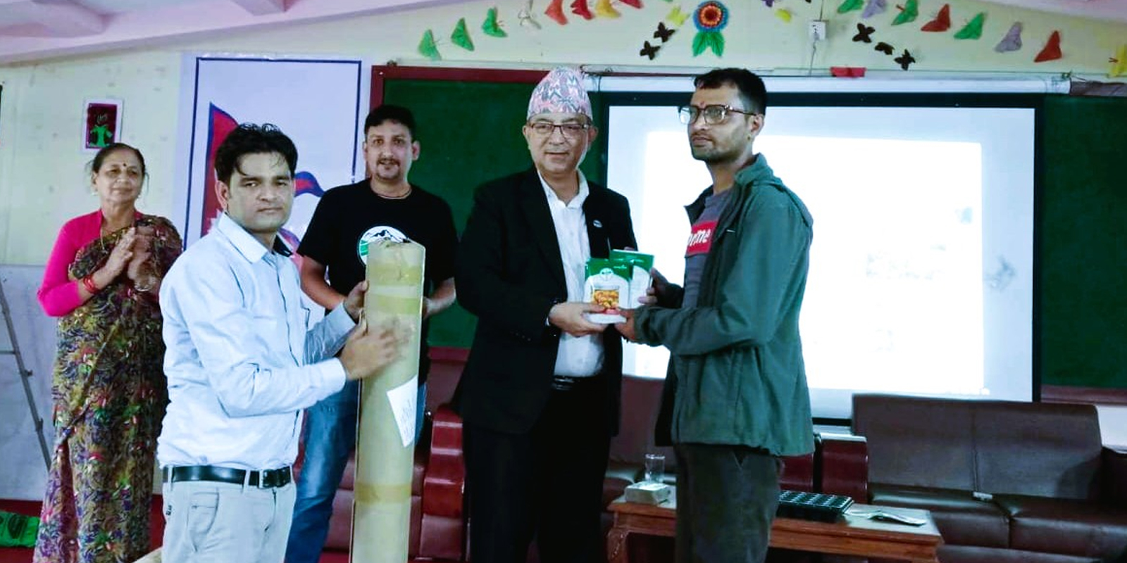 कृषकलाई ५० प्रतिशत लागत साझेदारीमा सयपत्री फूलको बीउ तथा मल्चिङ प्लास्टिक वितरण