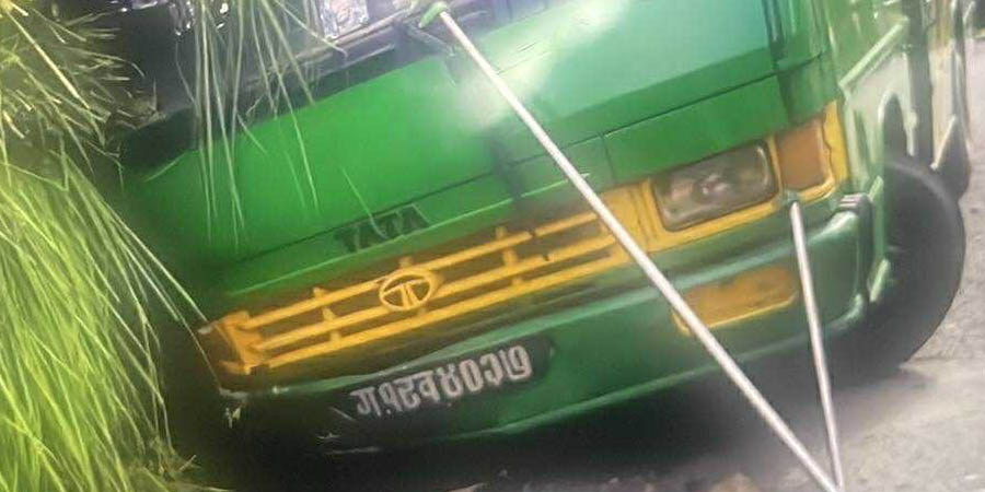 पोखराको आर्वामा बस दुर्घटना, घाइतेको अस्पतालमा उपचार जारी