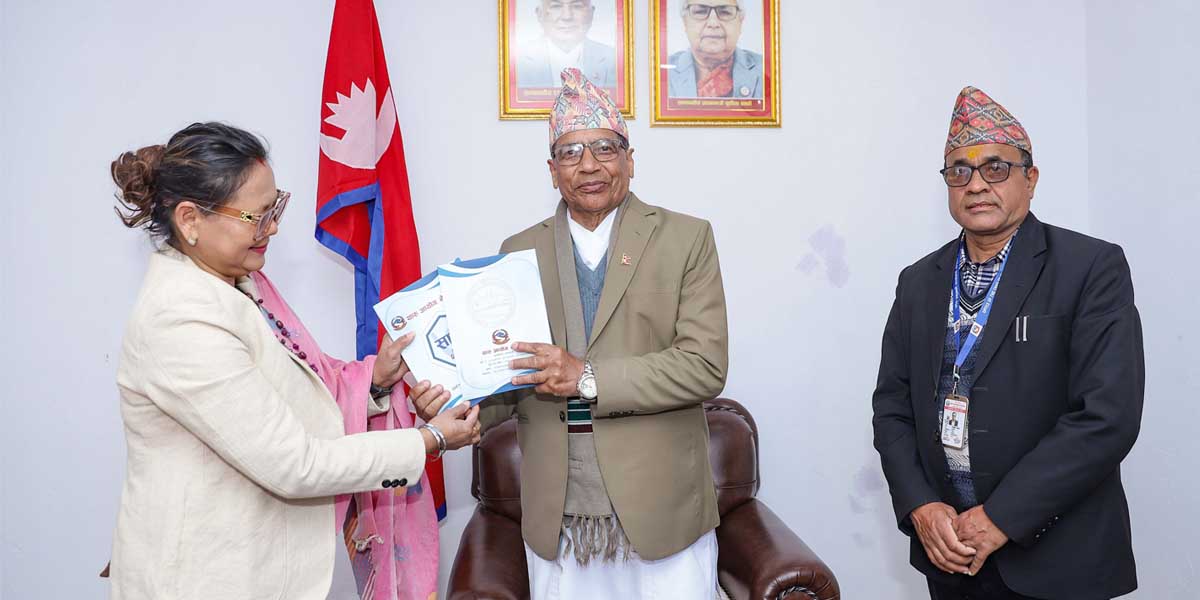 गण्डकी प्रदेश प्रमुख समक्ष थारू आयोगको प्रतिवेदन