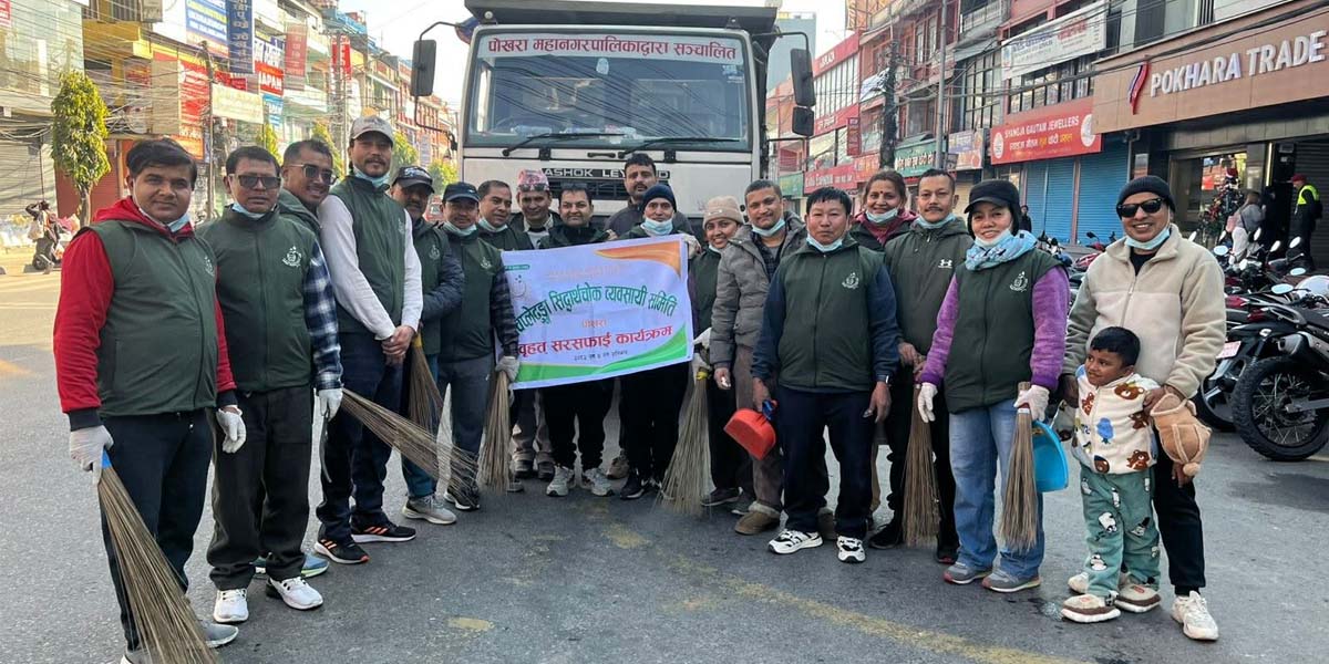 चिप्लेढुंगा-सिद्धार्थचोक व्यवसायी समितिले गर्यो सरसफाई