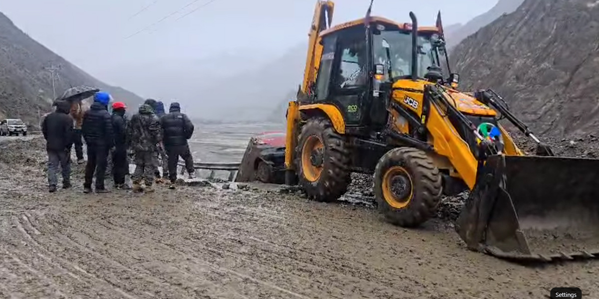 सडक भासिएपछि जोमसोम-कागबेनी पूर्णरूपमा अवरुद्ध