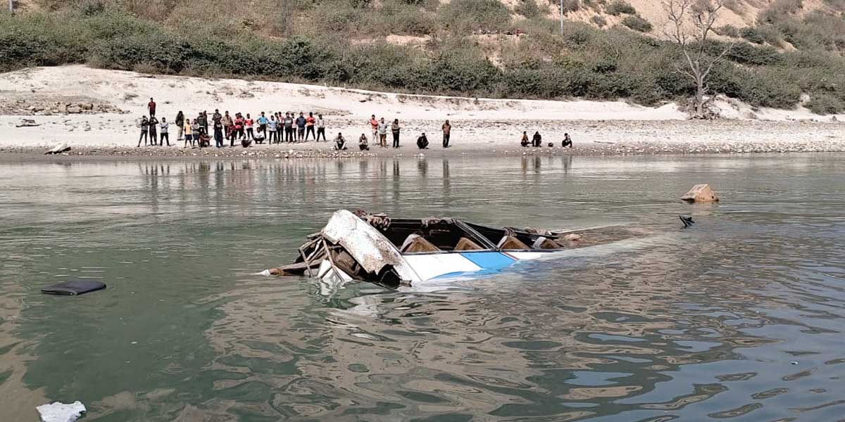 तामाकोशीमा बस खस्दा नौ जनाको मृत्यु