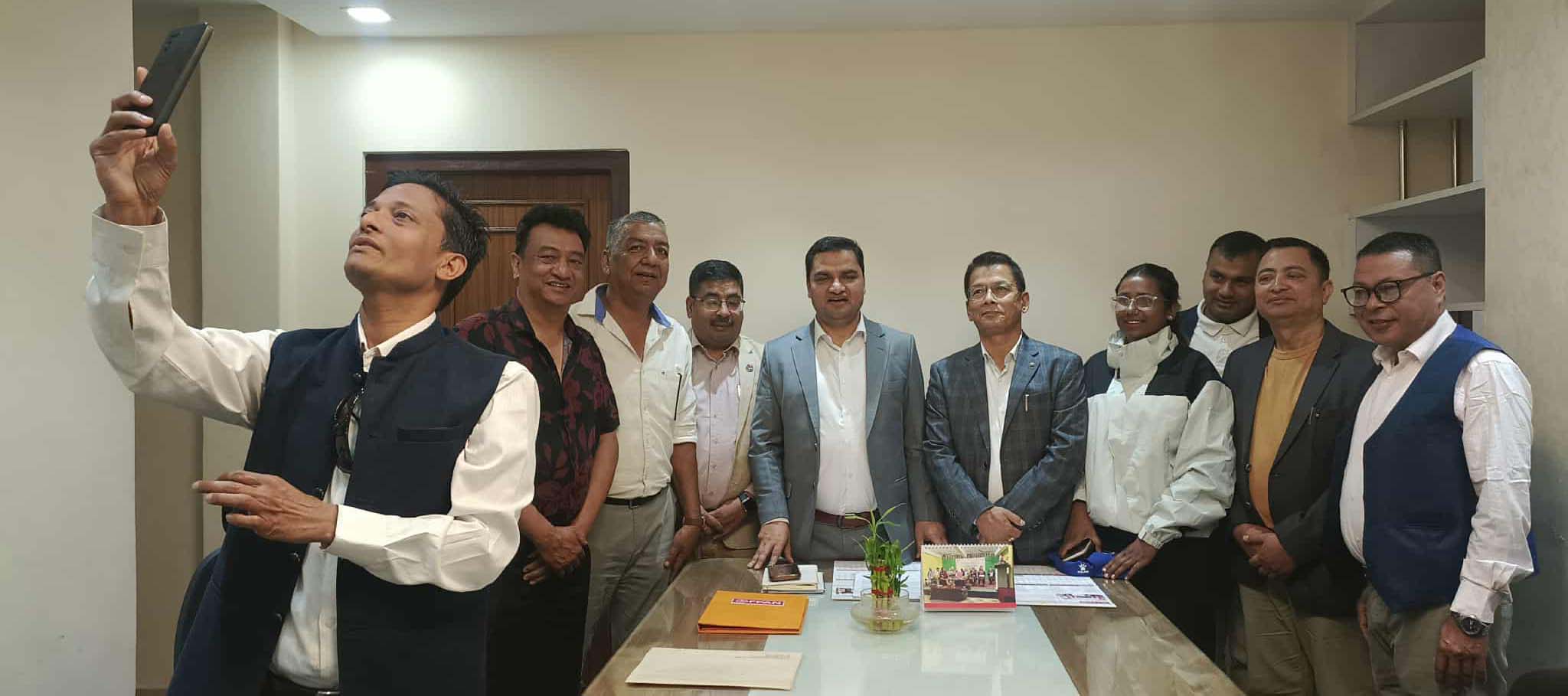 नेपाल परिवार नियोजन संघको टोलीद्वारा स्वास्थ्यमन्त्री पौडेलसँग भेट