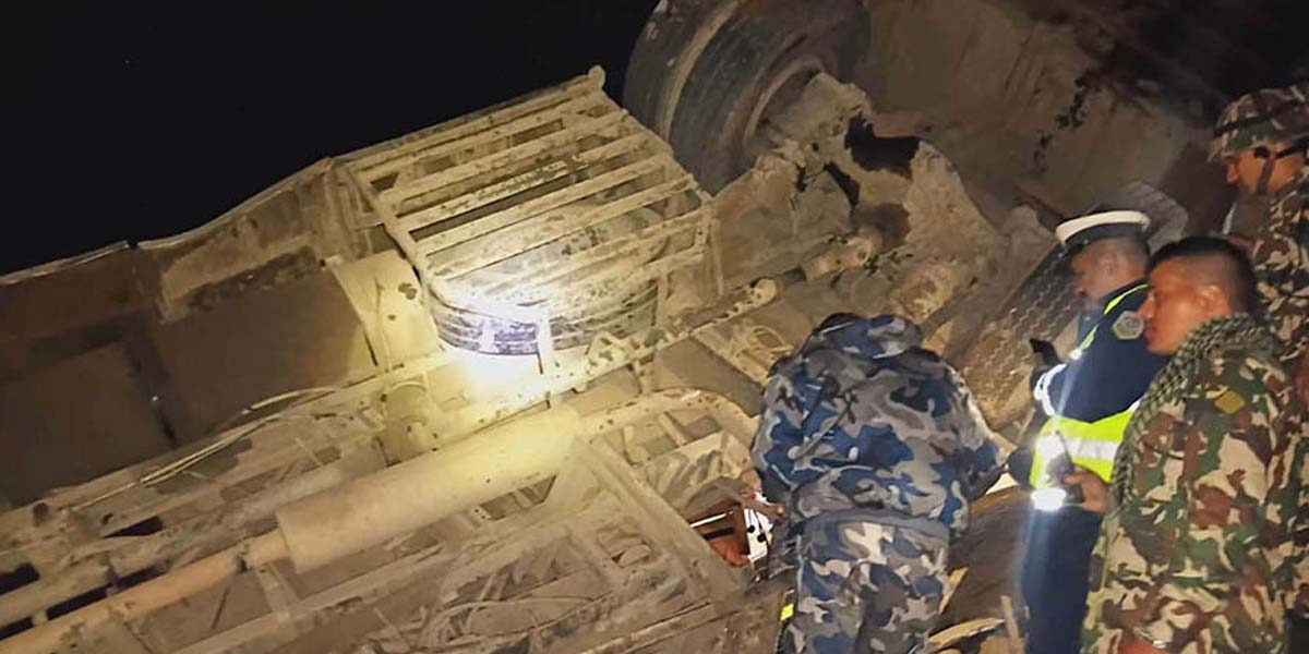 पोखराबाट काठमाडौँ जाँदै गरेको बस त्रिशूलीमा खस्दा १७ को मृत्यु, २४ घाइते