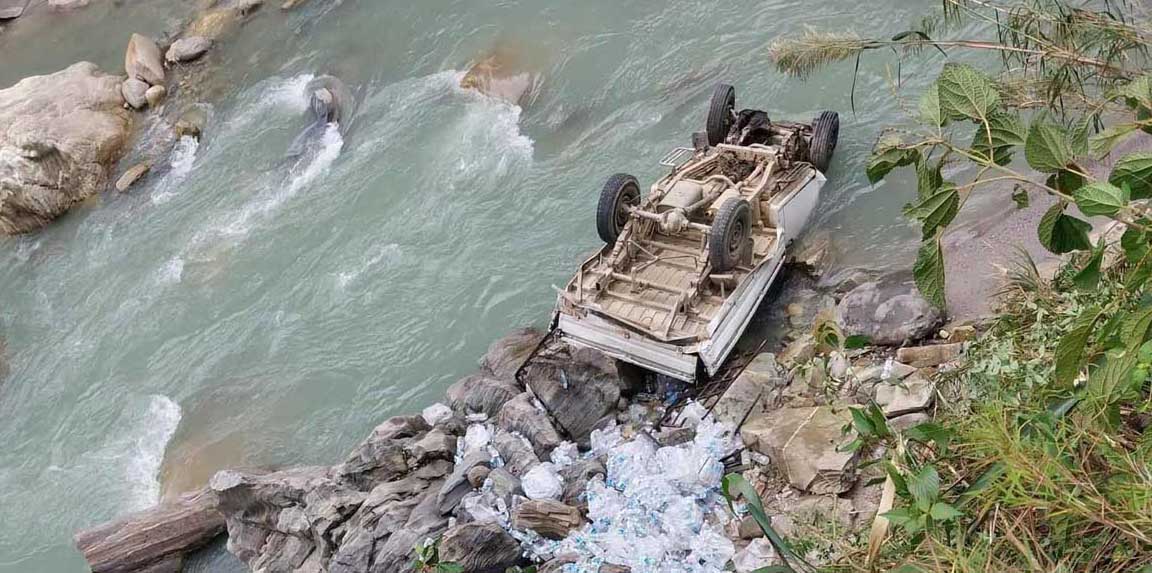 पर्वतको महभीरबाट जीप खस्यो, घाइतेलाई पोखरा ल्याइयो